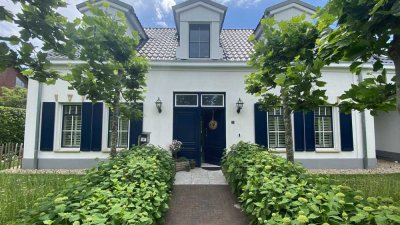 Am Dorfrand liegt dieses massiv gebaute, gehoben ausgestattete und freistehende Einfamilienhaus