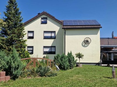 Gepflegtes Zweifamilienhaus mit großzügigem Garten, PV-Anlage in Steinheim am Albuch