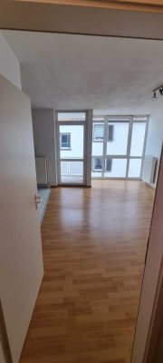 Stilvolle, gepflegte 1,5-Raum-Wohnung mit Balkon und EBK in Langen (Hessen)