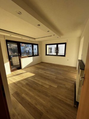 Attraktive 3-Raum-Wohnung mit EBK ,2 Balkone ,Einzelgarage und Garten