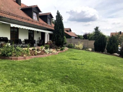 Schönes Einfamilienhaus mit PV-Anlage, Doppelgarage und traumhafter Aussicht - sofort beziehbar