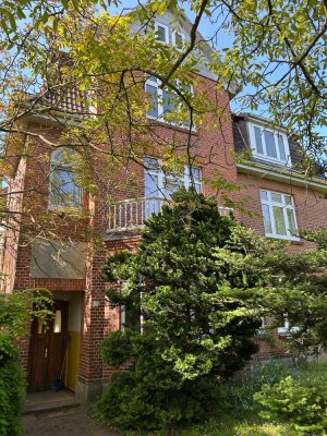 Große sanierungsbedürftige Altbauwohnung mit Garten und 2 PKW-Stellplätzen