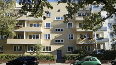 ERSTBEZUG NACH SANIERUNG - (KLEINE) 3 ZIMMERWOHNUNG - IM ERDGESCHOSS -  AM HANSEPLATZ!