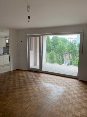 Großzügige Stilvolle, vollständig renovierte 3-Zimmer-Wohnung mit Balkon und EBK am Rebstock