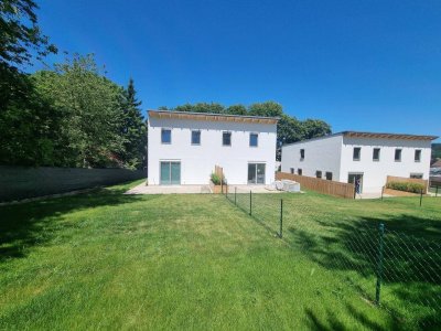 Exklusiver Wohngenuss in sonniger Ruhelage mit Garten, Terrasse und KFZ-Stellplätze