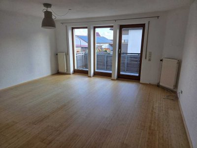 Helle Eigentumswohnung mit 2 Bädern, Balkon und Garage in Großmehring