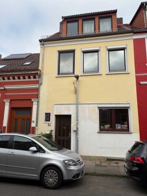Sanierungsbedürftiges Mehrfamilienhaus in der Neustadt - 3 Wohnungen , Dachterrasse u. Innenhof!