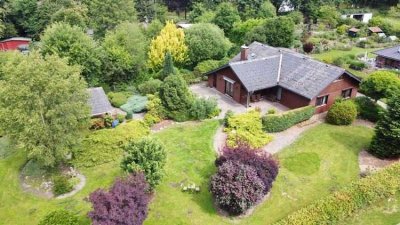 immo-schramm.de: Winkelbungalow als Holzhaus auf herrl. Grundstück
