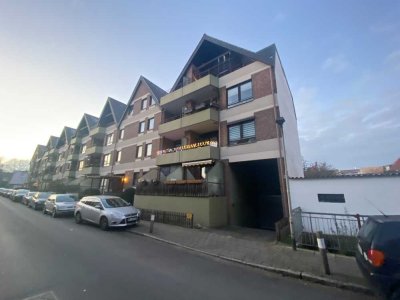 Bremen - Geräumige 1-Zimmer-Dachgeschosswohnung, Fahrstuhl, Balkon und Einbauküche und Flurbereich