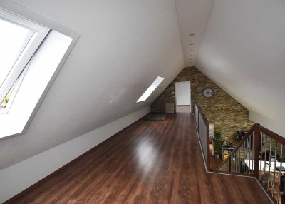 Traumhafte 3-Zimmer-Galeriewohnung mit Einbauküche und Carport in Augsburg-Inningen