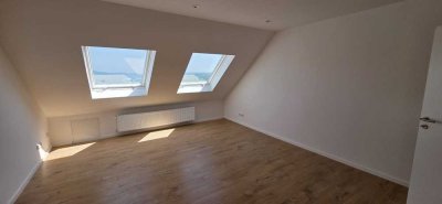 � Frisch sanierte Dachgeschosswohnung im Hochhaus – ab sofort zu vermieten!