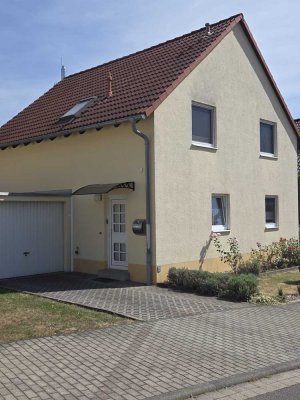 Wohnen in Rötha, Einfamilienhaus, 4 Zimmer, Wannen-Dusch-Bad, Gäste-WC, Garage, Terrasse