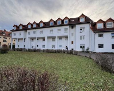 FREI : Ruhige Stadtwohnung mit großem Balkon und Aufzug