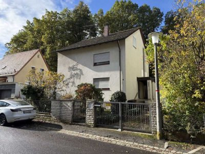 Geräumiges Einfamilienhaus im Dornröschenschlaf sucht neuen Besitzer – Ruhige Lage in Roßtal