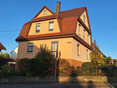 Charmantes, freistehendes Einfamilienhaus mit Garten und Stellplätzen.
