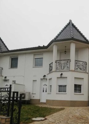 1800 € - 160 m² - 6.0 Zi.

Wunderschöne Doppelhaushälfte in Leipzig-Rückmarsdorf – Nachmieter gesuch