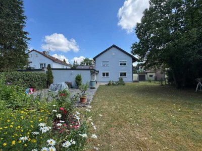 Großzügiges Zweifamilienhaus mit Potential und traumhaften Garten - in grüner und ruhiger Wohnlage