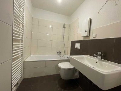 *Modernisierte Balkonwohnung mit Wannenbad*gedämmtes Haus*