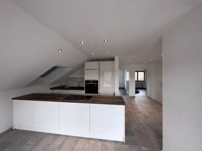 Erstbezug! Ruhige, sonnige 3-Zimmer-Dachgeschosswohnung mit Fußbodenheizung und Garage