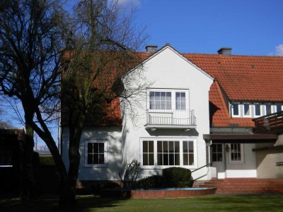 Repräsentatives Ein-Zweifamilienhaus mit großem Garten