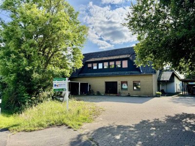 Familien(t)raum mit Perspektive – Zweifamilienhaus auf großem Grundstück mit Ausbauoption