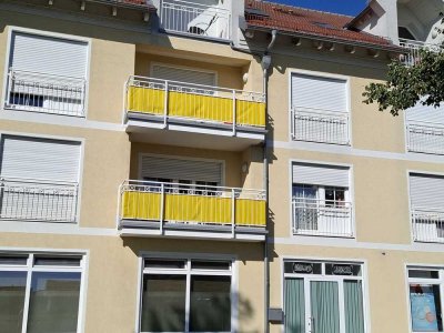 Barrierefreie freundliche und gepflegte 2-Raum-Wohnung mit Balkon und Einbauküche in Pocking