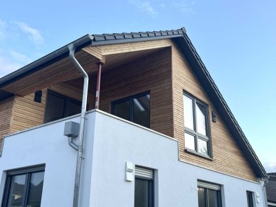 Exklusive Dachgeschosswohnung im Zweifamilienhaus *Neubau* - Sackgassenlage!