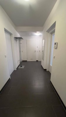 Zentrale 3-Zimmer Wohnung mit 2 x Balkon &amp; 2 x Parkplatz zu vermieten // WG geeignet