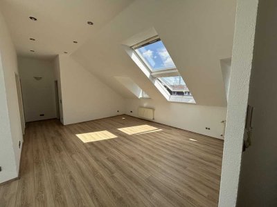 Attraktive 3-Zimmer-Dachgeschosswohnung mit gehobener Innenausstattung mit Balkon und EBK in Neu-Ulm