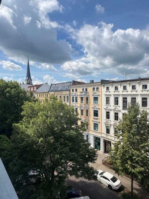 Neu! Renovierte Altbauwohnung mit Balkon & Einbauküche!