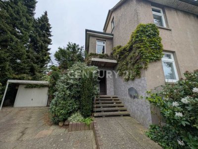 Zweifamilienhaus mit großem Grundstück als Kapitalanlage