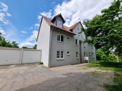 Idyllische und charmante 2 -Raum Wohnung in begrünter Lage mit EBK und Balkon!