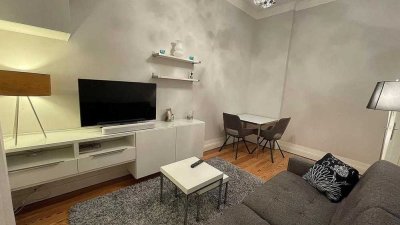 Sonnige 2-Zimmerwohnung im klassischen Altbau direkt in der City am Michel