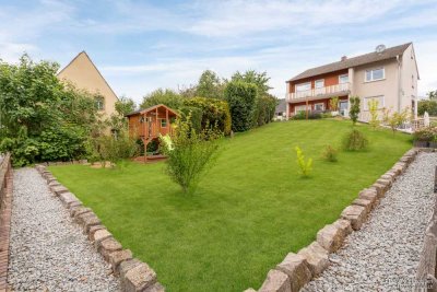 Attraktives Zweifamilienhaus in zentraler Lage mit großem Garten