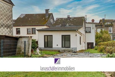 Mülheim: Zwei Häuser mit Garten und Parkplätzen zu einem Kaufpreis