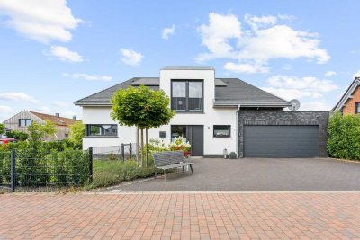 Design trifft Komfort: Exklusives Architektenhaus mit Pool und Garten