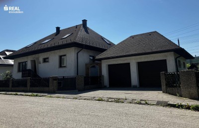 Geräumiges Haus mit Garten und Doppelgarage