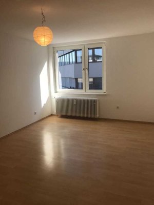 Schöne 4ZKB Wohnung (2 Schlafzimmer) Nähe Mall