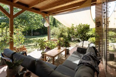 Villa mit Remise und wildromantischem Garten