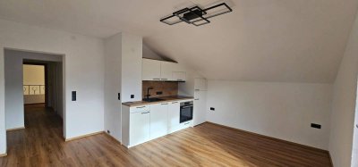 Sonnige 2-Zimmer-Dachgeschosswohnung mit Balkon, Kellerabteil und eigenem Parkplatz