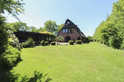 Reetdachidylle in ruhiger Feldrandlage von Wischhafen - Landhaus mit Ferienwohnung