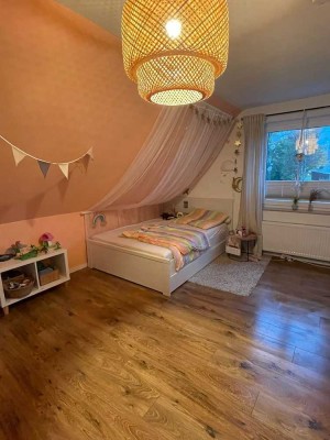 Geräumiges 1-2 Familienwohnhaus mit Vollkeller und Doppelgarage