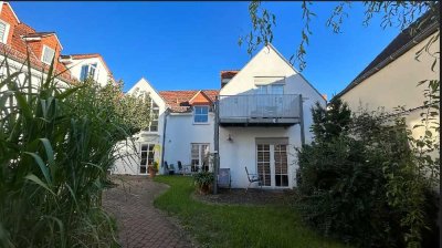 Stilvolle, gepflegte 2-Zimmer-Dachgeschosswohnung mit geh. Innenausstattung mit Balkon und EBK