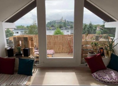 Charmante 2-Zimmer-Dachgeschoß-Wohnung mit Balkon und Blick auf den Michaelsberg - Zentrale Lage