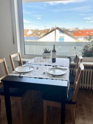 Sonnige, möblierte 1,5 Zimmer Wohnung mit großem Balkon und Berg-Blick (Ost-Ausrichtung)