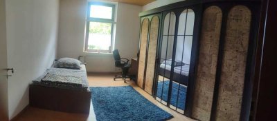 Möbliertes, großes Einzelzimmer, in einer dreier WG, mit Balkon
