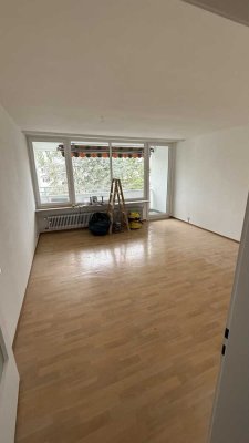 Neuwertige Wohnung mit drei Zimmern sowie 2 Loggien und Einbauküche