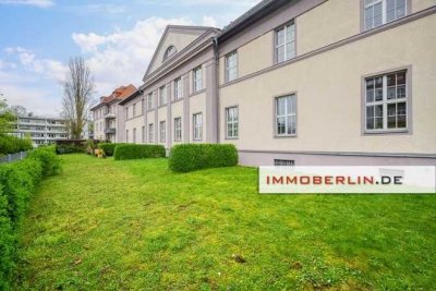 IMMOBERLIN.DE - Schöne Altbauwohnung mit Südbalkon, kleinem Garten & Pkw-Stellplatz