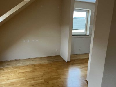 Gemütliche DG-Wohnung in ruhiger Lage - NUR mit Wohnberechtigungsschein!