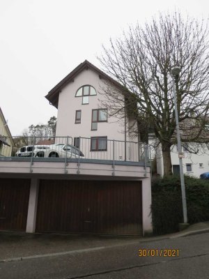 Stilvolle, modernisierte 2-Zimmer-Wohnung mit Balkon und Einbauküche in Aidlingen-Deufringen